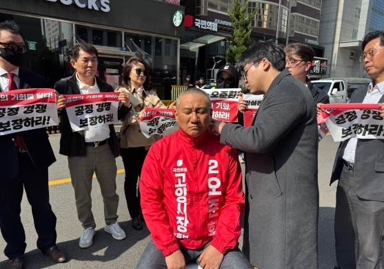 국민의힘 고양시장 경선 '컷오프' 오준환 예비후보, 당사 앞 삭발 항의