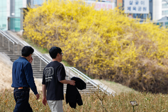 [오늘의 날씨] 충북·세종(12일, 일)…낮 기온 24도까지 올라