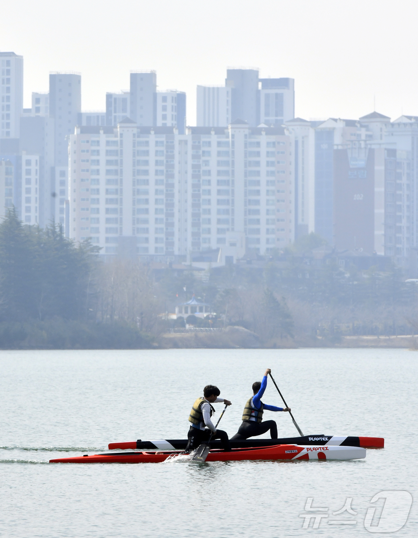 (속초=뉴스1) 윤왕근 기자 = 봄 기운이 완연한 속초 영랑호에서 24일 카누 선수들이 훈련을 하고 있다. 영랑호 주변에서는 다음달 11일부터 12일까지 이틀간 '2026 영랑호 …
