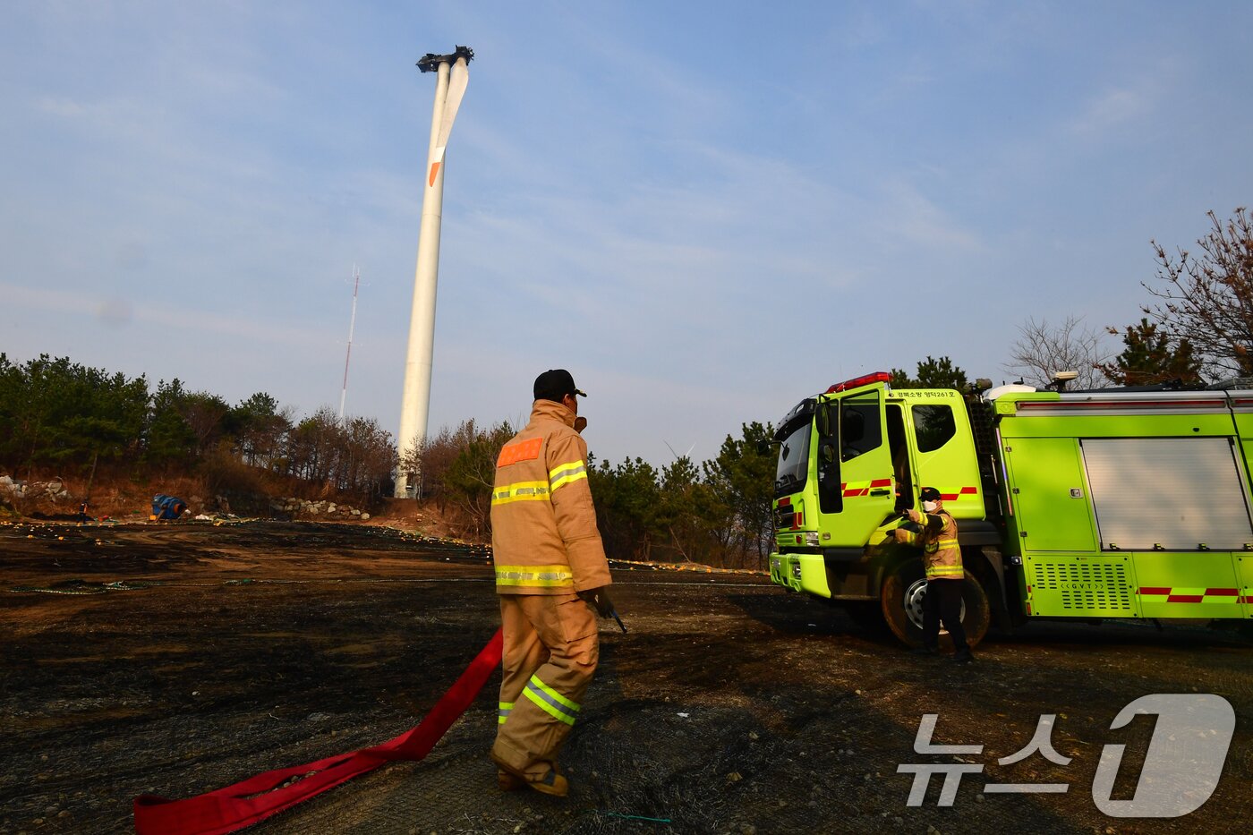 본문 이미지 - 경북 영덕군 창포리 풍력발전기 화재 사고 이틀째인 24일 소방당국이 발전기 블레이드에 남아있는 불을 진화하기 위해 준비하고 있다. 2026.3.24 ⓒ 뉴스1 최창호 기자