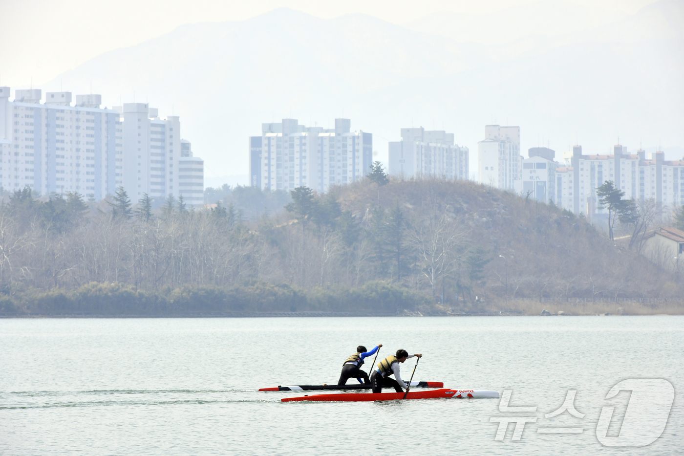 (속초=뉴스1) 윤왕근 기자 = 봄 기운이 완연한 속초 영랑호에서 24일 카누 선수들이 훈련을 하고 있다. 영랑호 주변에서는 다음달 11일부터 12일까지 이틀간 \'2026 영랑호 …