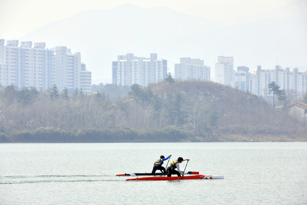 봄이 온 영랑호에 뜬 카누