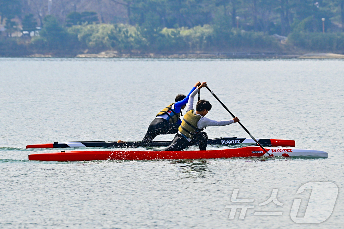 (속초=뉴스1) 윤왕근 기자 = 봄 기운이 완연한 속초 영랑호에서 24일 카누 선수들이 훈련을 하고 있다. 영랑호 주변에서는 다음달 11일부터 12일까지 이틀간 \'2026 영랑호 …