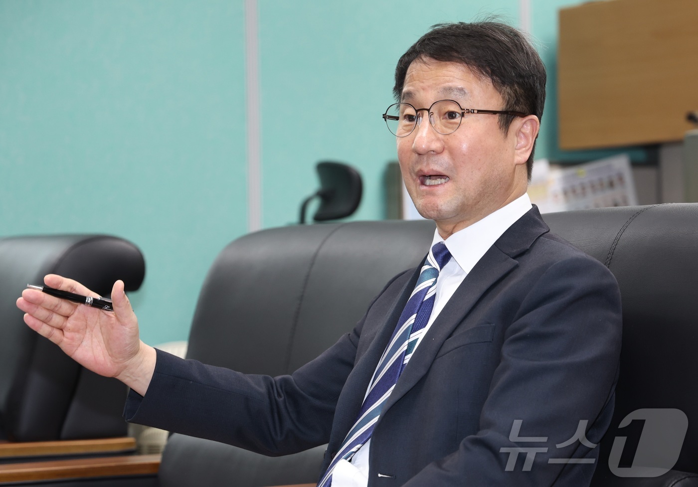 (전주=뉴스1) 유경석 기자 = 한병도 더불어민주당 원내대표가 24일 전북 전주시 전북특별자치도의회 기자실에서 현안 관련 간담회를 열고 질의에 답변을 하고 있다. 2026.3.24 …