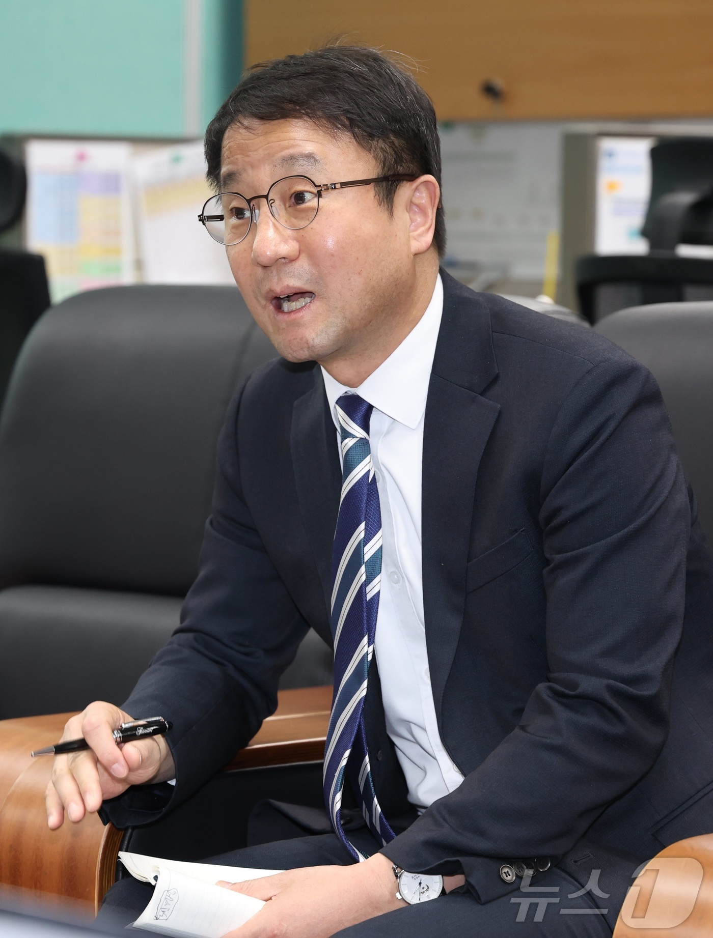 (전주=뉴스1) 유경석 기자 = 한병도 더불어민주당 원내대표가 24일 전북 전주시 전북특별자치도의회 기자실에서 현안 관련 간담회를 열고 질의에 답변을 하고 있다. 2026.3.24 …