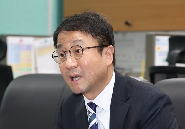 질의에 답변하는 한병도 원내대표