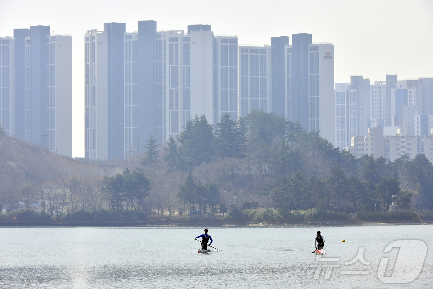 (속초=뉴스1) 윤왕근 기자 = 봄 기운이 완연한 속초 영랑호에서 24일 카누 선수들이 훈련을 하고 있다. 영랑호 주변에서는 다음달 11일부터 12일까지 이틀간 \'2026 영랑호 …