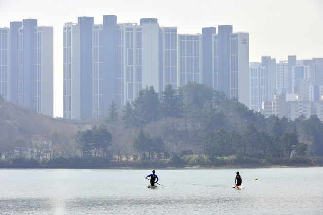 영랑호에 봄이 왔네…물 만난 카누선수들