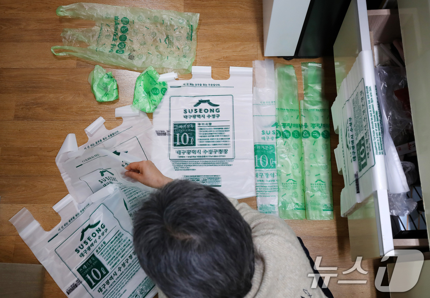 (대구=뉴스1) 공정식 기자 = 24일 오후 대구의 한 아파트에서 주부 김 모 씨가 일반 비닐봉지와 함께 주방 서랍장에 넣어뒀던 종량제봉투를 꺼내 정리하고 있다. 중동사태 여파로 …