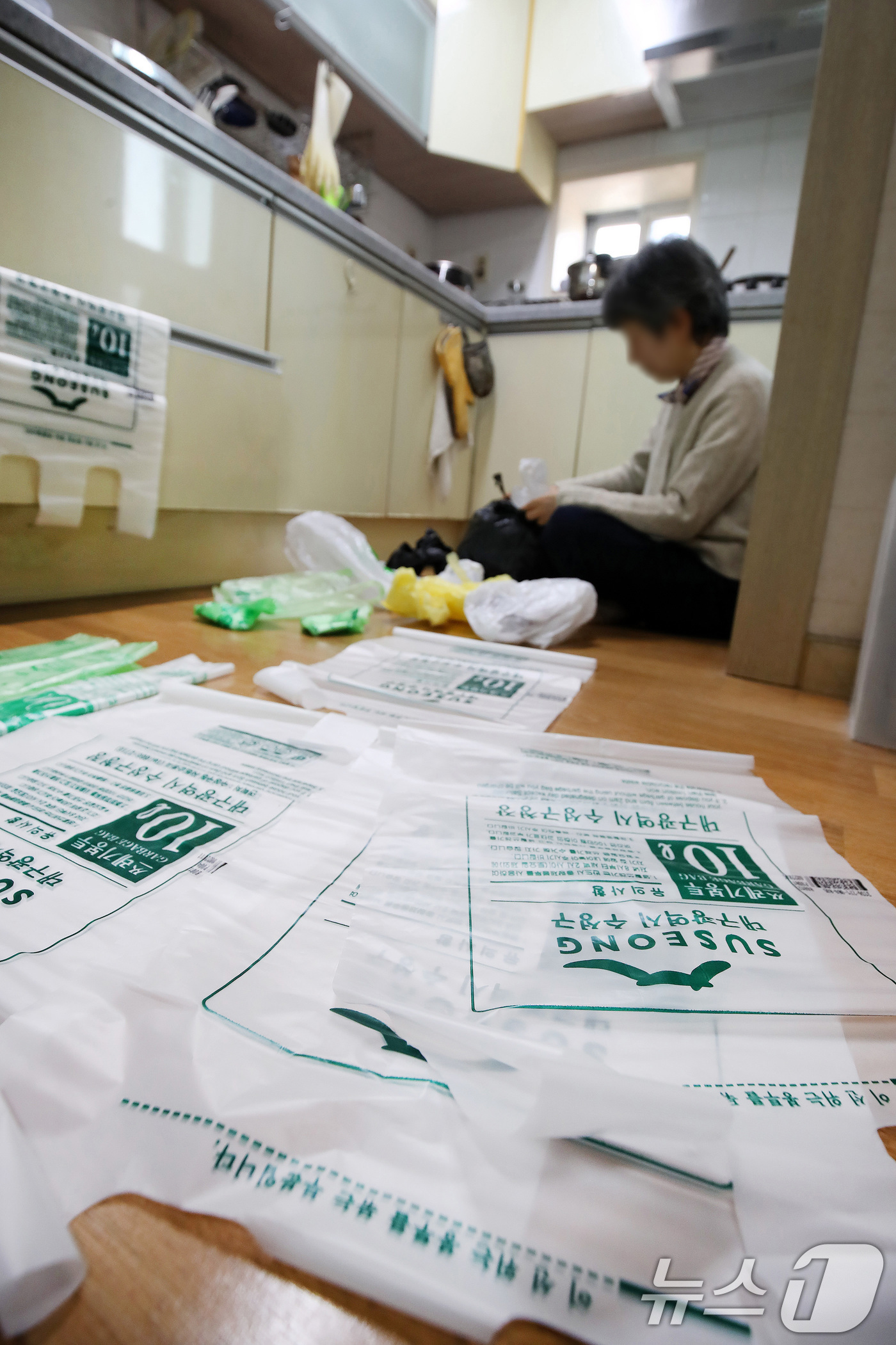 (대구=뉴스1) 공정식 기자 = 24일 오후 대구의 한 아파트에서 주부 김 모 씨가 일반 비닐봉지와 함께 주방 서랍장에 넣어뒀던 종량제봉투를 꺼내 정리하고 있다. 중동사태 여파로 …