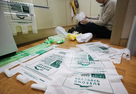 서랍 속 '종량제봉투' 한 장도 소중히