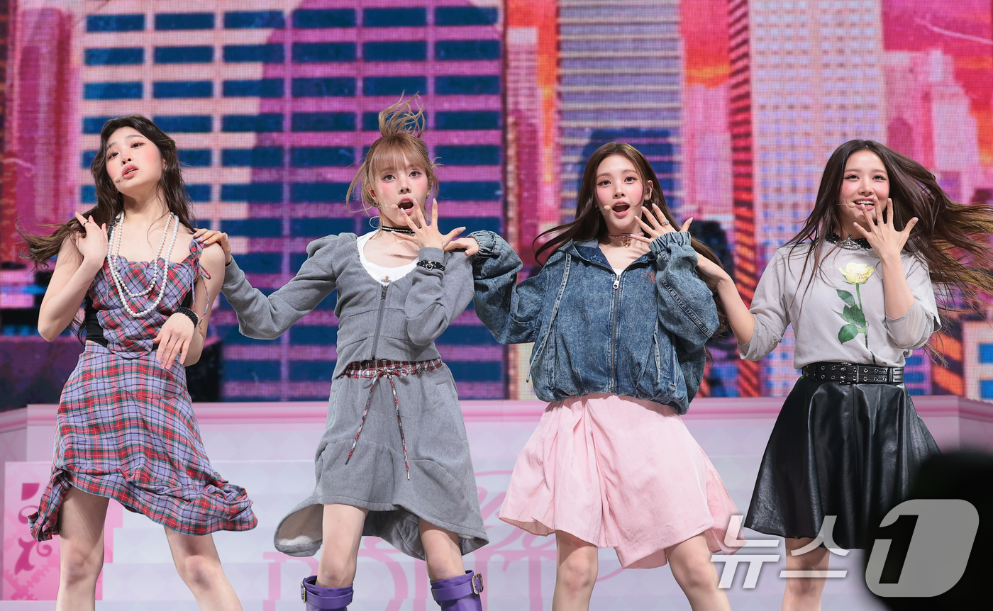 (서울=뉴스1) 권현진 기자 = 그룹 베이비돈크라이(Baby DONT cry) 베니(왼쪽부터)와 미아, 이현, 쿠미가 24일 오후 서울 용산구 블루스퀘어 우리WON뱅킹홀에서 가진 …