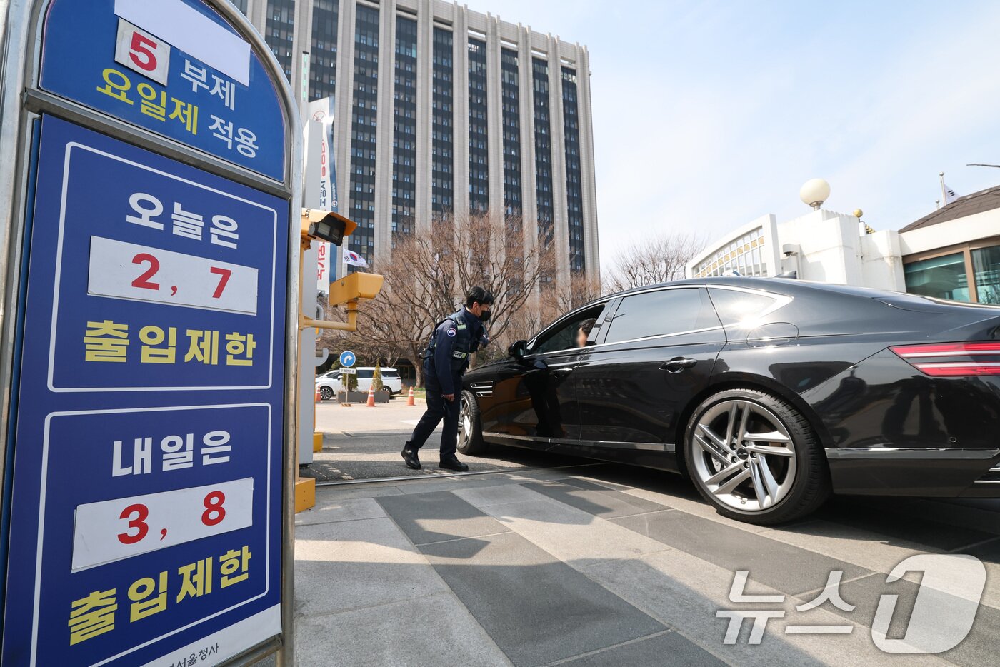 본문 이미지 - 24일 서울 종로구 정부서울청사 앞에 원유 안보위기 ‘주의’ 경보 발령에 따른 공공 차량 5부제 안내문이 붙어있다. 공공부문은 에너지절약을 실천하기 위해 25일부터 전기차와 수소차를 제외한 승용차 5부제를 의무적으로 시행한다. 2026.3.24 ⓒ 뉴스1 임세영 기자
