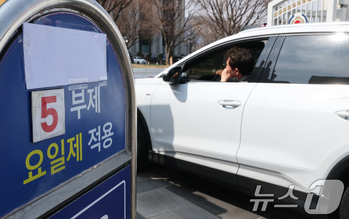 본문 이미지 - 24일 서울 종로구 정부서울청사 앞에 원유 안보위기 ‘주의’ 경보 발령에 따른 공공 차량 5부제 안내문이 붙어있다. 공공부문은 에너지절약을 실천하기 위해 25일부터 전기차와 수소차를 제외한 승용차 5부제를 의무적으로 시행한다. 2026.3.24 ⓒ 뉴스1 임세영 기자