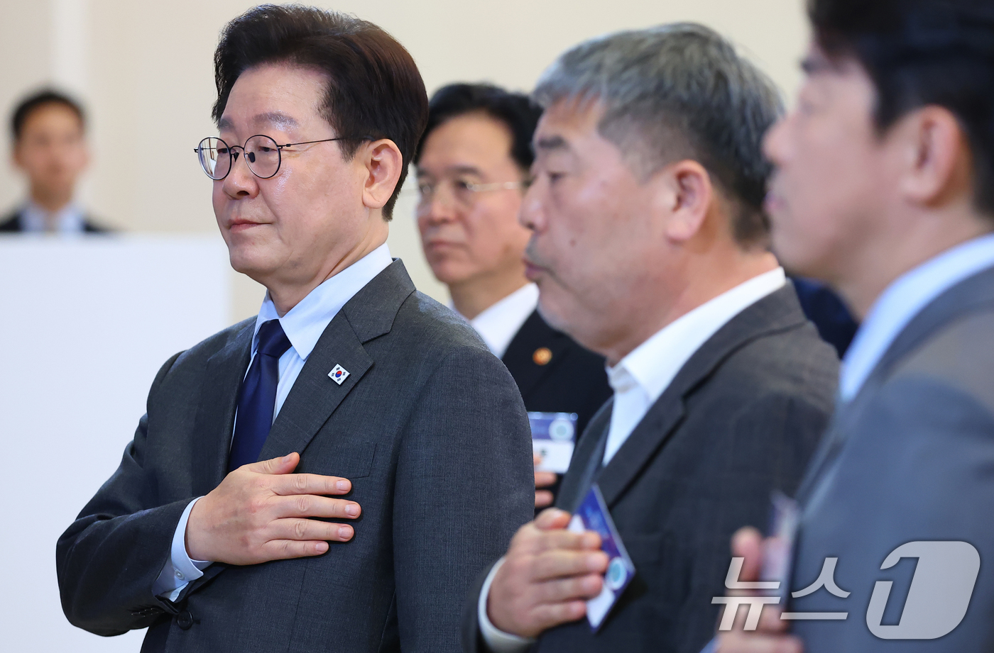 (서울=뉴스1) 허경 기자 = 이재명 대통령이 24일 청와대에서 열린 한국노총 초청간담회에서 국민의례를 하고 있다. 2026.3.24/뉴스1