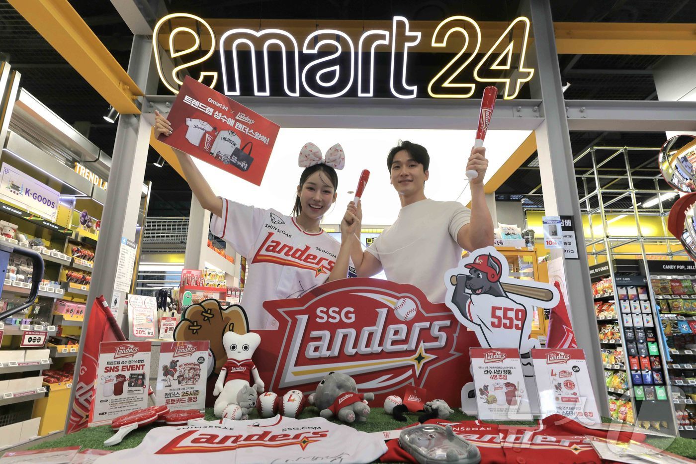 (서울=뉴스1) = 이마트24는 4월 16일까지 플래그십스토어 '트렌드랩 성수점' 내 브랜드팝업존을 프로야구단 'SSG 랜더스' 콘셉트로 꾸미고 관련한 의상과 굿즈 상품들을 판매한 …