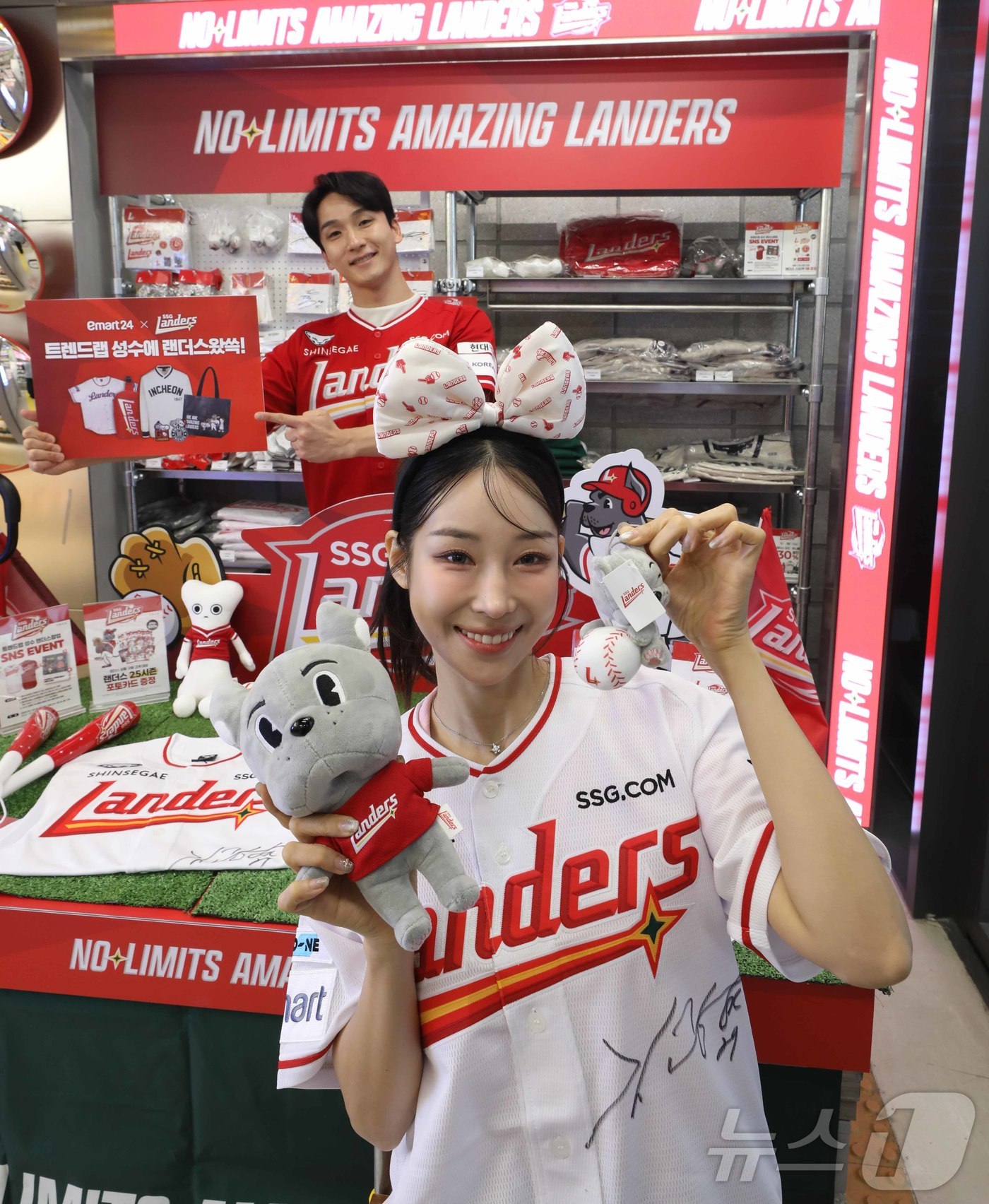 (서울=뉴스1) = 이마트24는 4월 16일까지 플래그십스토어 '트렌드랩 성수점' 내 브랜드팝업존을 프로야구단 'SSG 랜더스' 콘셉트로 꾸미고 관련한 의상과 굿즈 상품들을 판매한 …