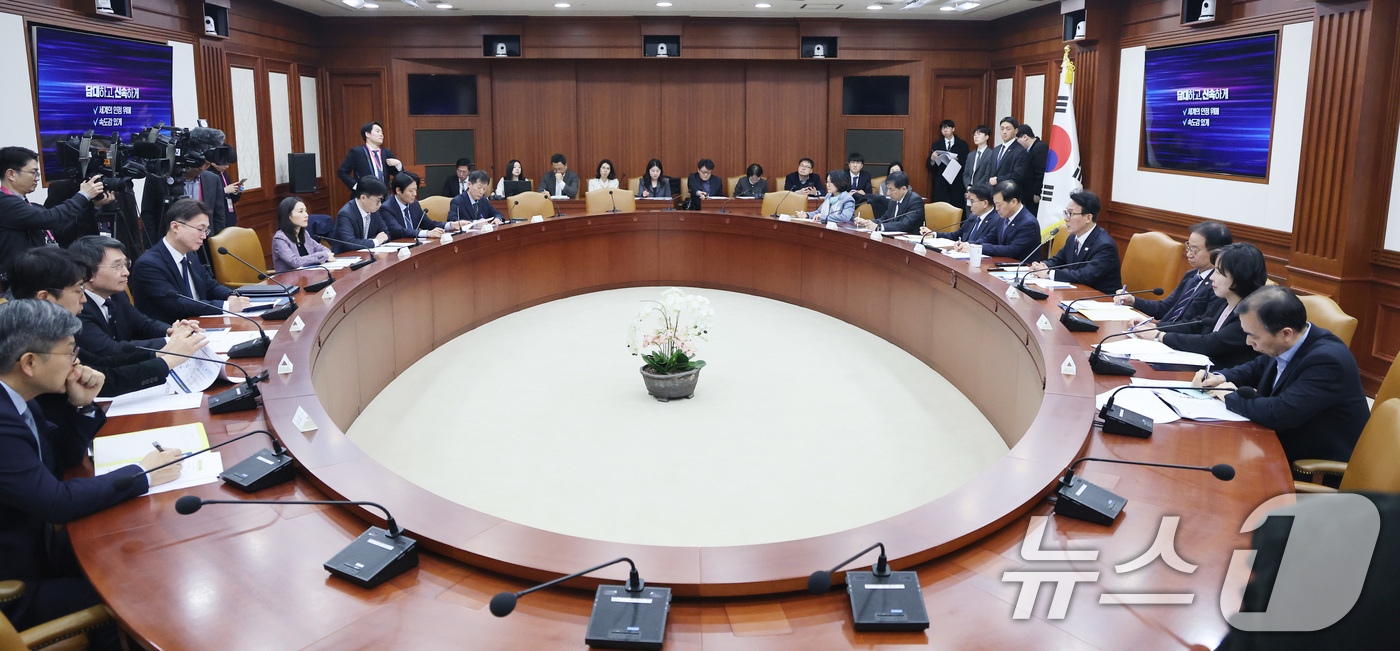 (서울=뉴스1) 임세영 기자 = 김민석 국무총리가 24일 서울 종로구 정부서울청사에서 열린 글로벌 AI 허브 유치위원회 회의에서 모두발언을 하고 있다. 2026.3.24/뉴스1