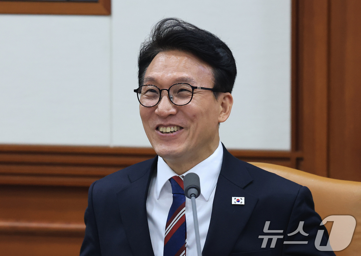 (서울=뉴스1) 임세영 기자 = 김민석 국무총리가 24일 서울 종로구 정부서울청사에서 열린 글로벌 AI 허브 유치위원회 회의에서 환하게 웃고 있다. 2026.3.24/뉴스1