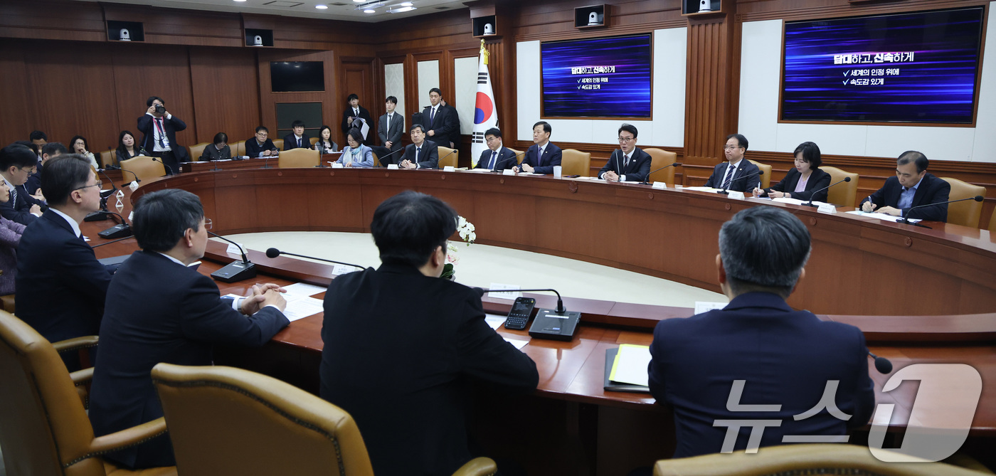 (서울=뉴스1) 임세영 기자 = 김민석 국무총리가 24일 서울 종로구 정부서울청사에서 열린 글로벌 AI 허브 유치위원회 회의에서 모두발언을 하고 있다. 2026.3.24/뉴스1