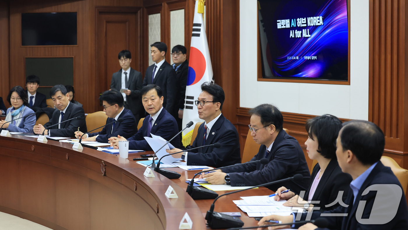 (서울=뉴스1) 임세영 기자 = 김민석 국무총리가 24일 서울 종로구 정부서울청사에서 열린 글로벌 AI 허브 유치위원회 회의에서 모두발언을 하고 있다. 2026.3.24/뉴스1