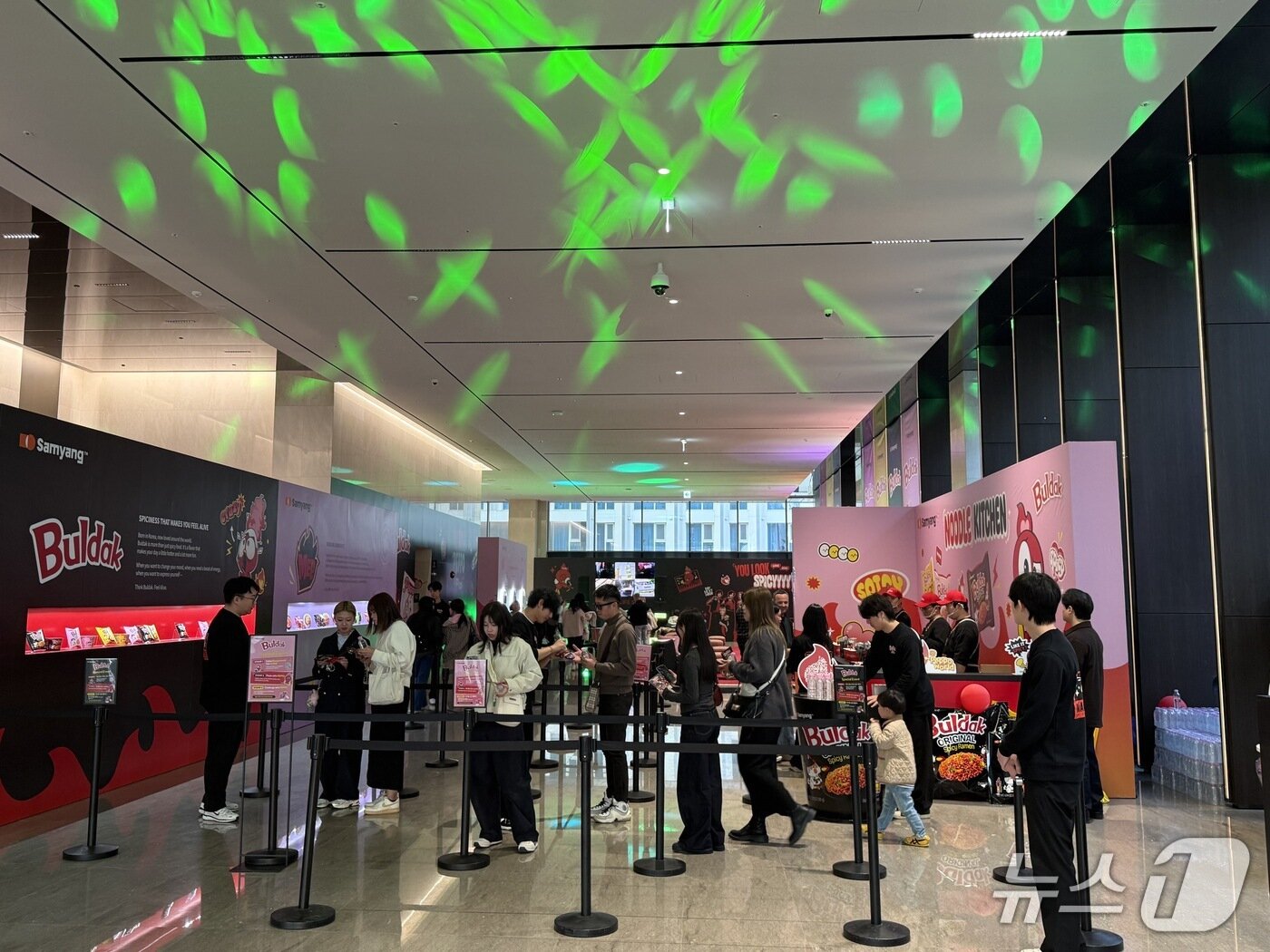 본문 이미지 - 23일 삼양식품 불닭 팝업스토어 '하우스 오브 번' 입장을 위해 방문객들이 줄을 서있다. 