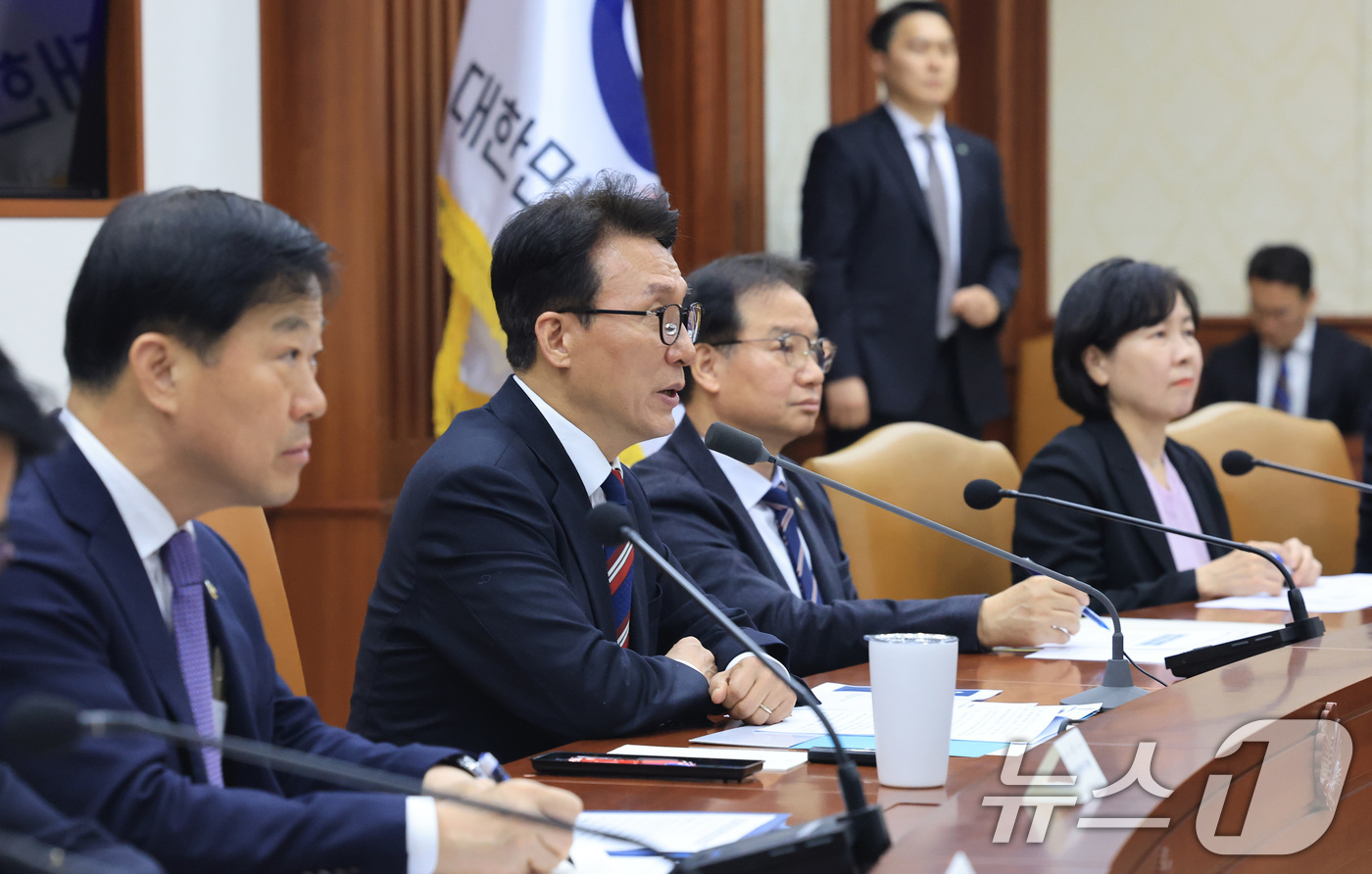 (서울=뉴스1) 임세영 기자 = 김민석 국무총리가 24일 서울 종로구 정부서울청사에서 열린 글로벌 AI 허브 유치위원회 회의에서 모두발언을 하고 있다. 2026.3.24/뉴스1