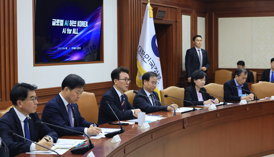 글로벌 AI 허브 유치위원회 회의 주재하는 김민석 총리