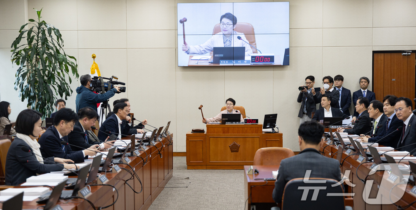 (서울=뉴스1) 유승관 기자 = 임이자 국회 재정경제기획위원장이 24일 서울 여의도 국회에서 열린 제433회 국회(임시회) 재정경제기획위원회 제4차 전체회의에서 의사봉을 두드리고 …