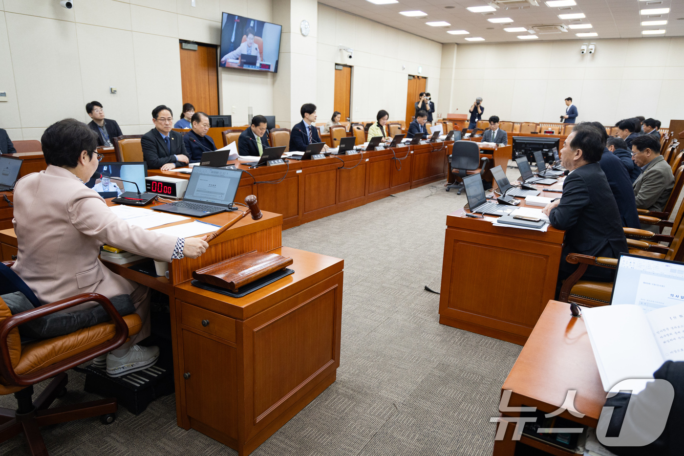 (서울=뉴스1) 유승관 기자 = 임이자 국회 재정경제기획위원장이 24일 서울 여의도 국회에서 열린 제433회 국회(임시회) 재정경제기획위원회 제4차 전체회의에서 의사봉을 두드리고 …