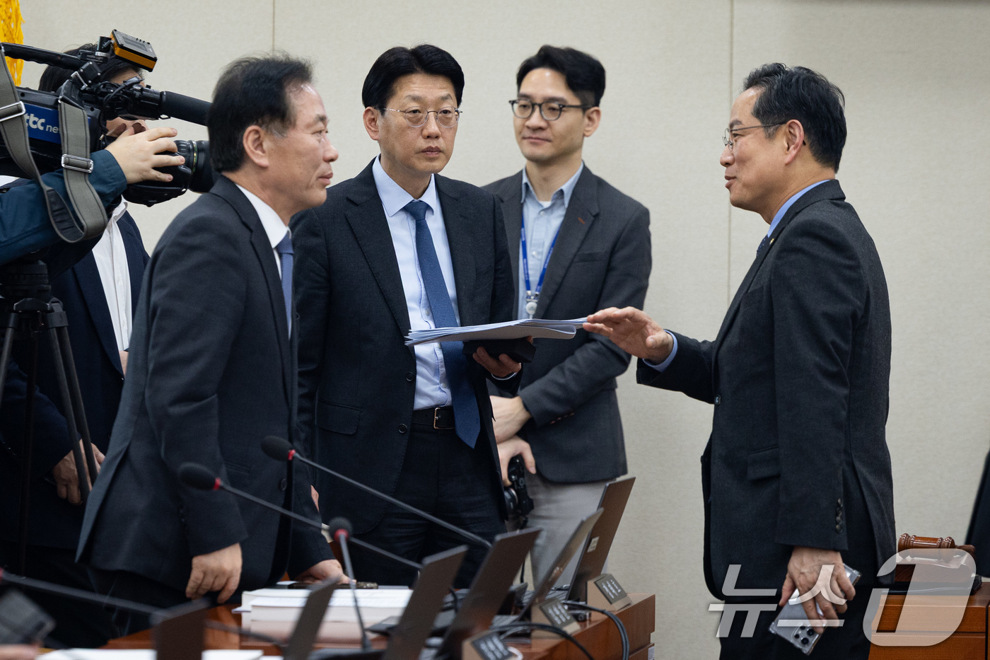 (서울=뉴스1) 유승관 기자 = 국회 재정경제기획위원회 여야 간사인 더불어민주당 정태호, 국민의힘 박수영 의원이 24일 서울 여의도 국회에서 열린 제433회 국회(임시회) 재정경제 …