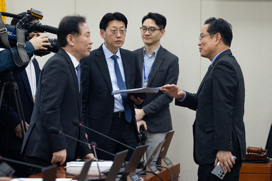 대화 나누는 재경위 여야 간사