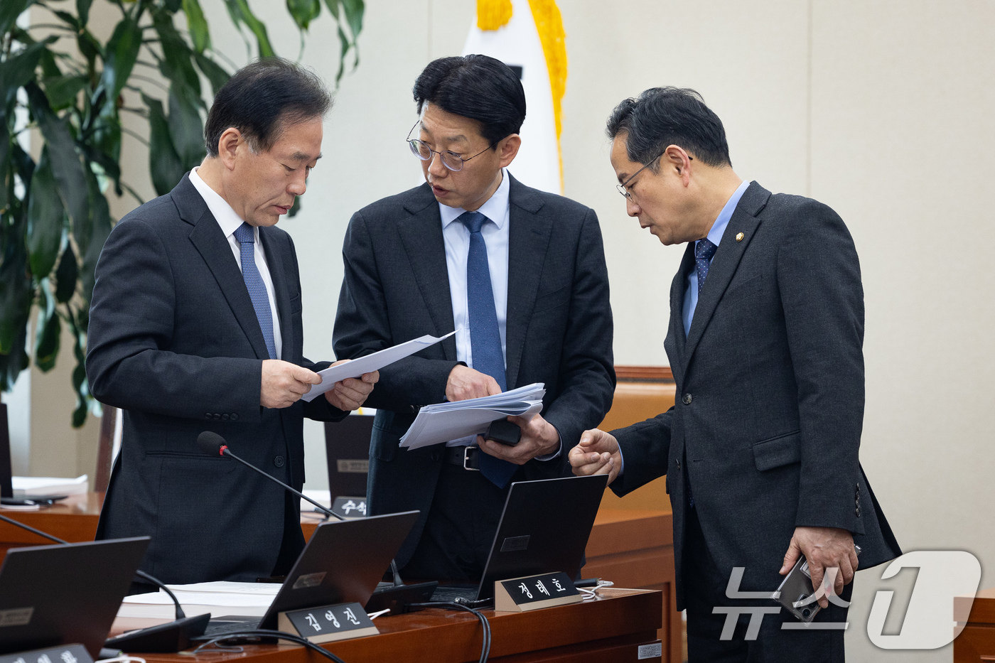 (서울=뉴스1) 유승관 기자 = 국회 재정경제기획위원회 여야 간사인 더불어민주당 정태호, 국민의힘 박수영 의원이 24일 서울 여의도 국회에서 열린 제433회 국회(임시회) 재정경제 …