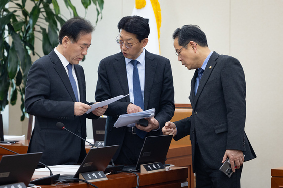 논의하는 재경위 여야 간사