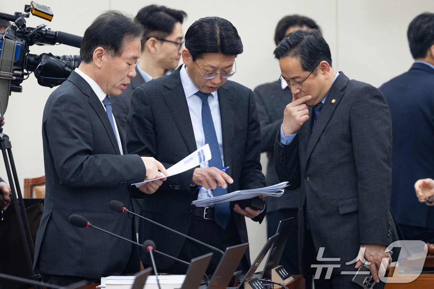 (서울=뉴스1) 유승관 기자 = 국회 재정경제기획위원회 여야 간사인 더불어민주당 정태호, 국민의힘 박수영 의원이 24일 서울 여의도 국회에서 열린 제433회 국회(임시회) 재정경제 …