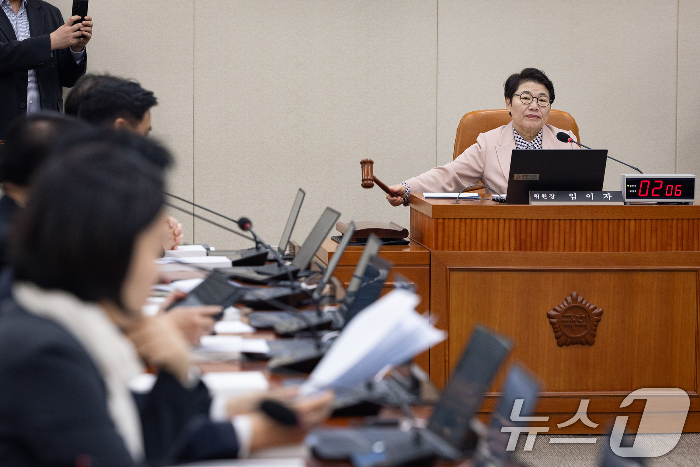 (서울=뉴스1) 유승관 기자 = 임이자 국회 재정경제기획위원장이 24일 서울 여의도 국회에서 열린 제433회 국회(임시회) 재정경제기획위원회 제4차 전체회의에서 의사봉을 두드리고 …