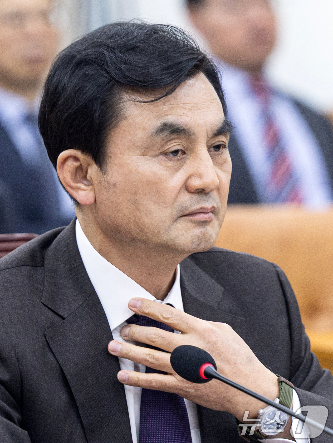 (서울=뉴스1) 이승배 기자 = 24일 서울 여의도 국회에서 열린 제433회국회(임시회) 국방위원회 제2차 전체회의에서 안규백 국방부 장관이 넥타이를 만지고 있다. 2026.3.2 …