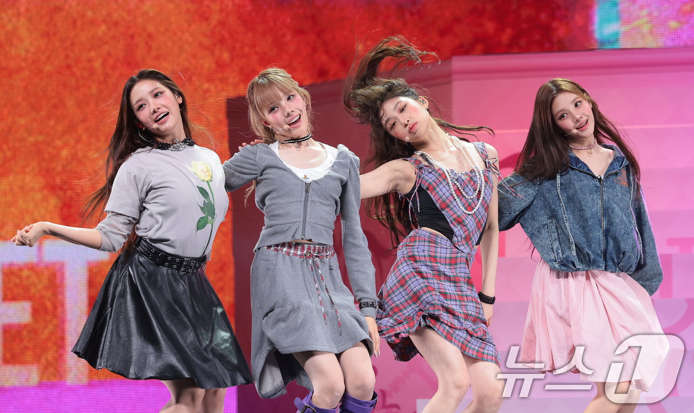(서울=뉴스1) 권현진 기자 = 그룹 베이비돈크라이(Baby DONT cry) 쿠미(왼쪽부터)와 미아, 베니, 이현이 24일 오후 서울 용산구 블루스퀘어 우리WON뱅킹홀에서 가진 …