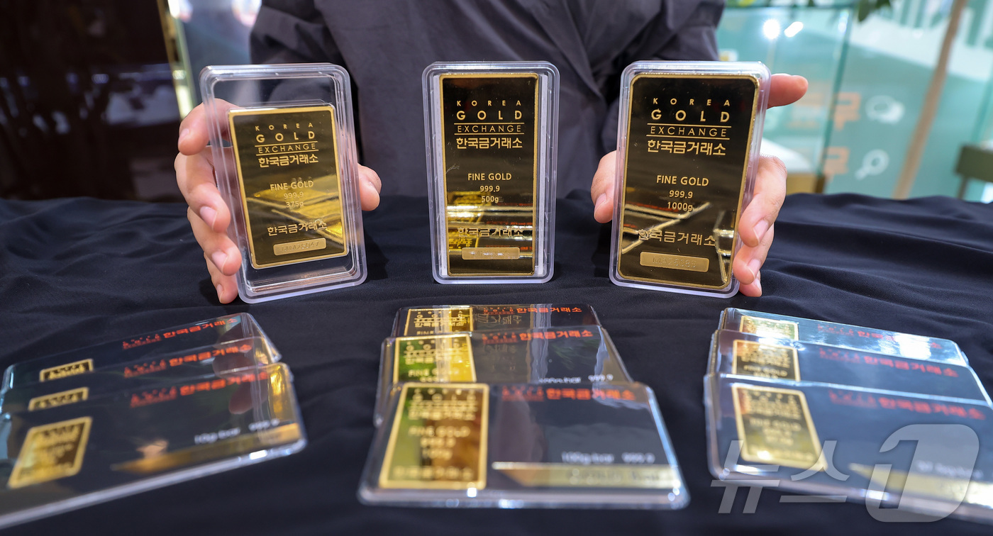 (서울=뉴스1) 김성진 기자 = 중동 전쟁의 불길이 거세지는 가운데 국내 금 시세가 8% 가까이 급락한 24일 서울 종로구 한국금거래소 본점에서 직원이 골드바 등 금 제품을 정리하 …