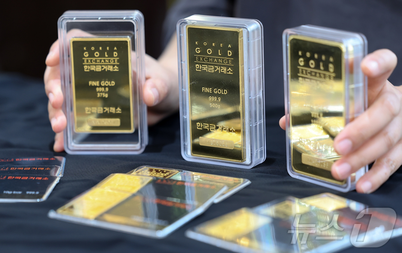 (서울=뉴스1) 김성진 기자 = 중동 전쟁의 불길이 거세지는 가운데 국내 금 시세가 8% 가까이 급락한 24일 서울 종로구 한국금거래소 본점에서 직원이 골드바 등 금 제품을 정리하 …