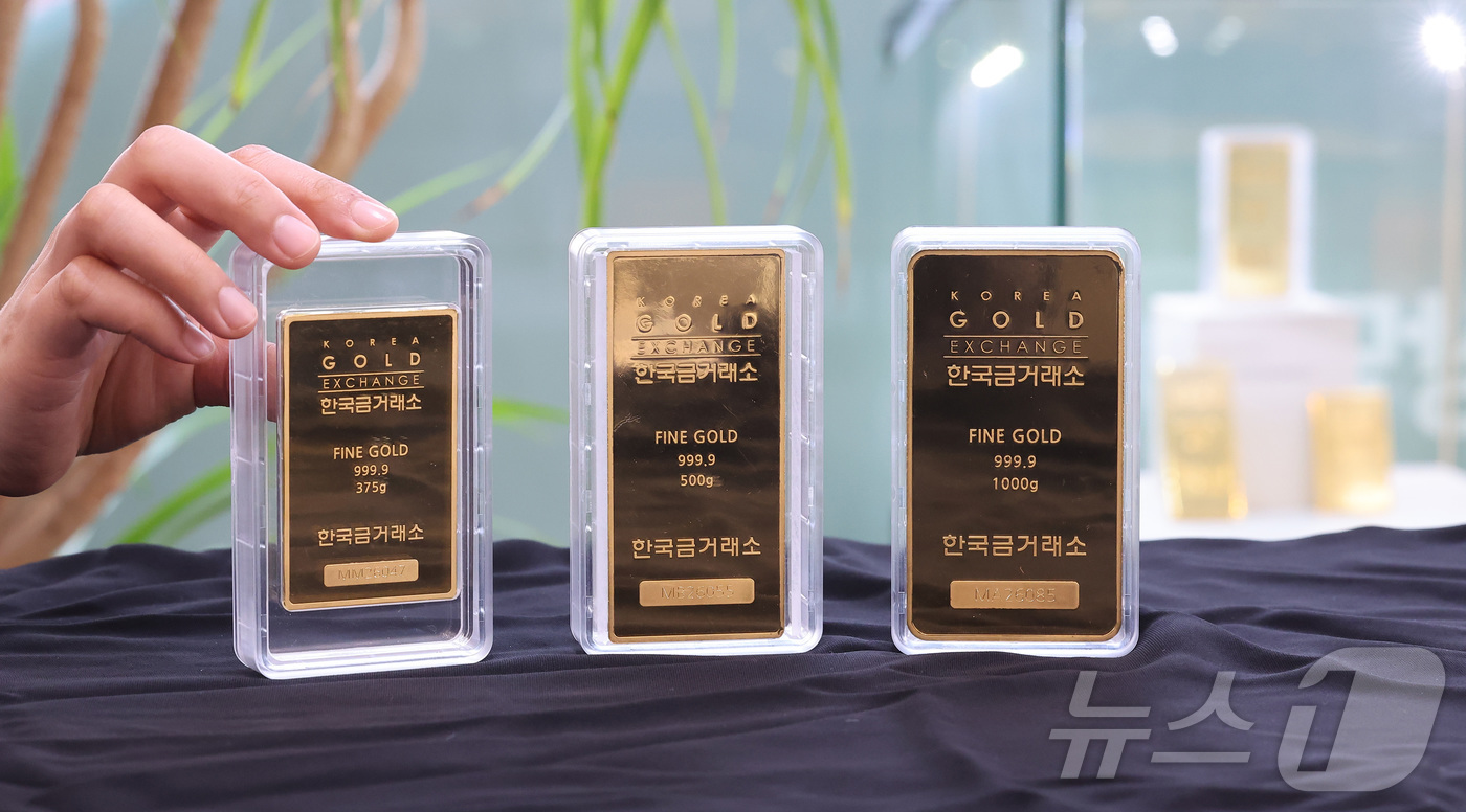 (서울=뉴스1) 김성진 기자 = 중동 전쟁의 불길이 거세지는 가운데 국내 금 시세가 8% 가까이 급락한 24일 서울 종로구 한국금거래소 본점에서 직원이 골드바 등 금 제품을 정리하 …