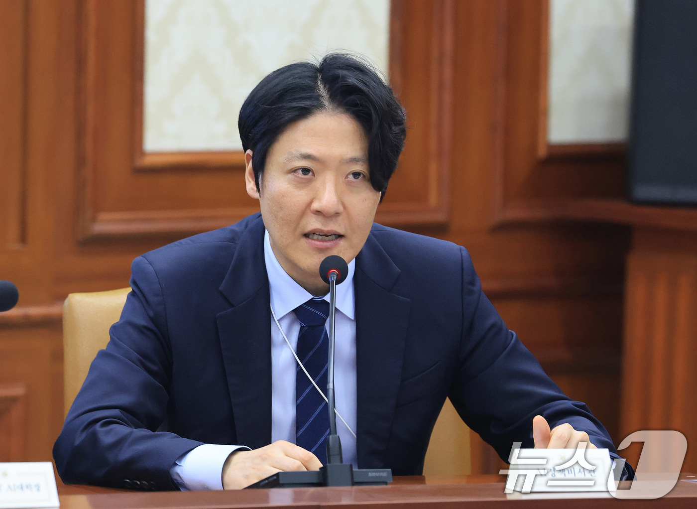 (서울=뉴스1) 임세영 기자 = 김우창 청와대 국가AI정책비서관이 24일 서울 종로구 정부서울청사에서 열린 글로벌 AI 허브 유치위원회 회의에서 발언을 하고 있다. 2026.3.2 …