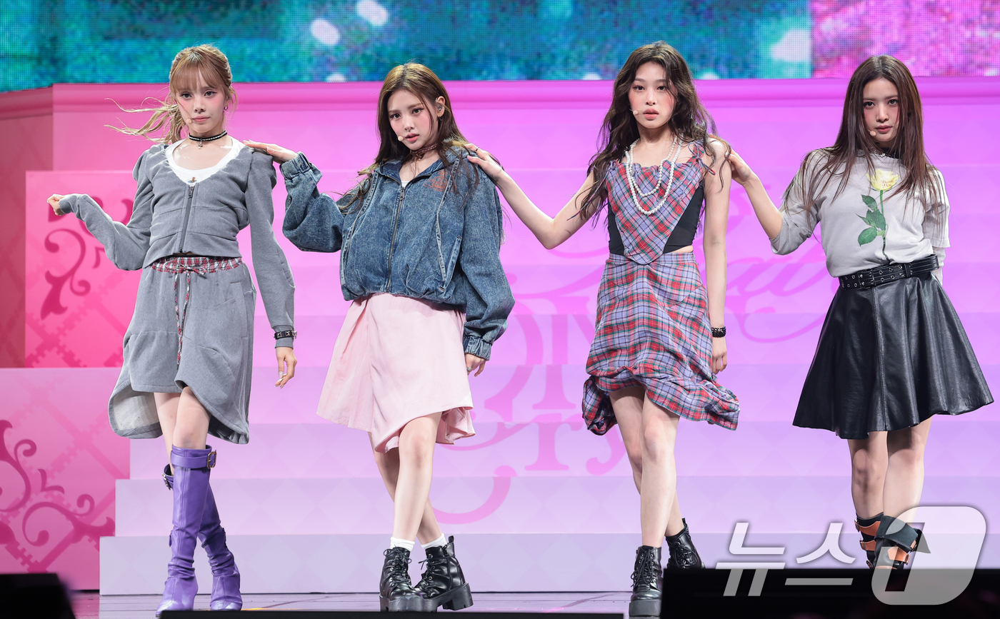 (서울=뉴스1) 권현진 기자 = 그룹 베이비돈크라이(Baby DONT cry) 미아(왼쪽부터)와 이현, 베니, 쿠미가 24일 오후 서울 용산구 블루스퀘어 우리WON뱅킹홀에서 가진 …