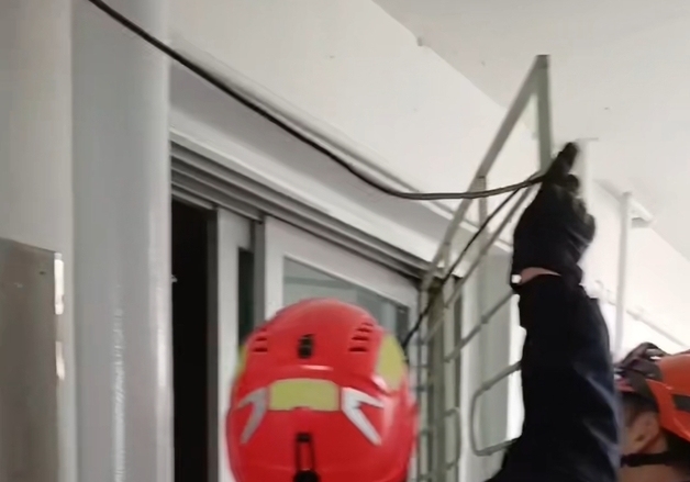 40초 만에 창틀 열고 들어간 소방…'저혈당 쇼크' 60대 살렸다