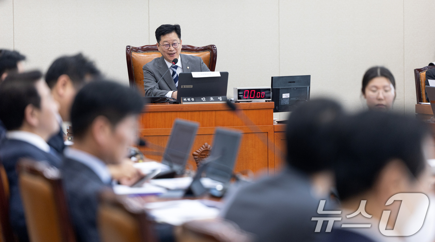 (서울=뉴스1) 이승배 기자 = 24일 서울 여의도 국회에서 열린 제433회국회(임시회) 기후에너지환경노동위원회 전체회의에서 안호영 위원장이 의사진행을 하고 있다. 2026.3.2 …