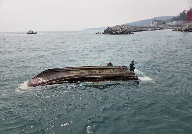 "미역 양식 줄에 걸려" 울산서 어선 전복, 60대 선장 구조