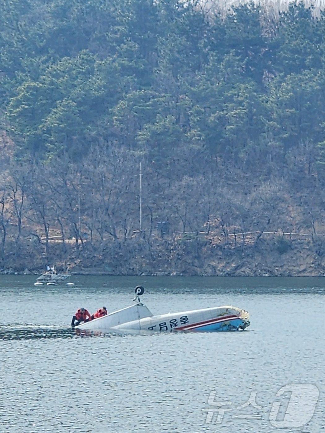 (천안=뉴스1) 이시우 기자 = 24일 오후 1시 36분께 충남 천안시 서북구 입장면 풍수저수지에서 산불 진화를 위해 담수 중이던 산불진화 헬기가 추락했다. (천안시청 제공. 재판 …