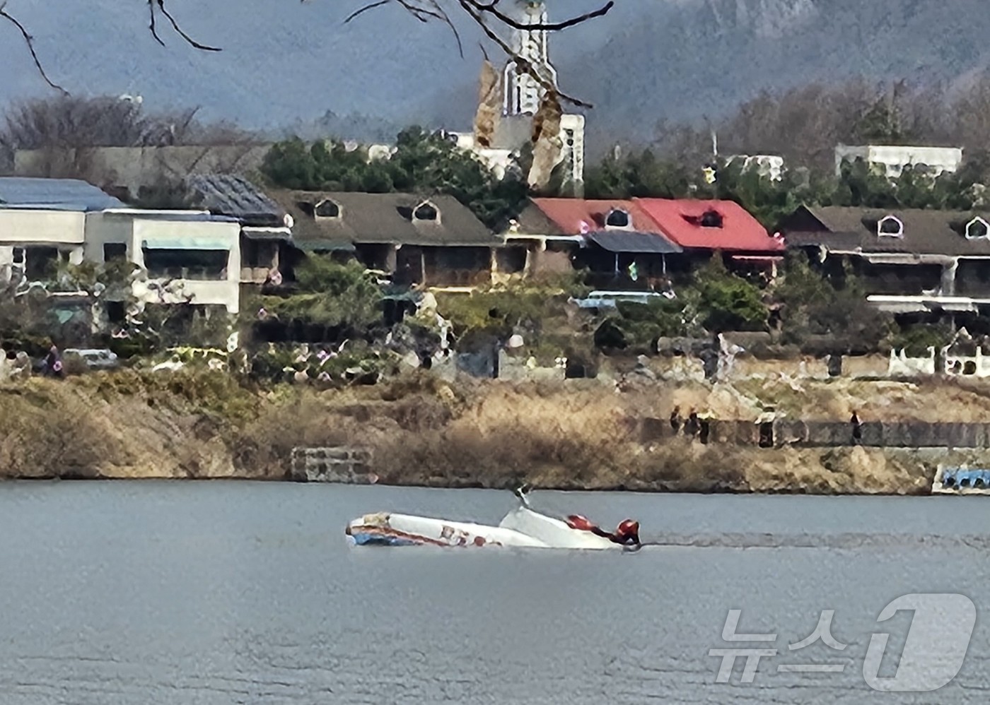 (천안=뉴스1) 이시우 기자 = 24일 오후 1시 36분께 충남 천안시 서북구 입장면 풍수저수지에서 산불 진화를 위해 담수 중이던 산불진화 헬기가 추락했다. (천안시청 제공. 재판 …