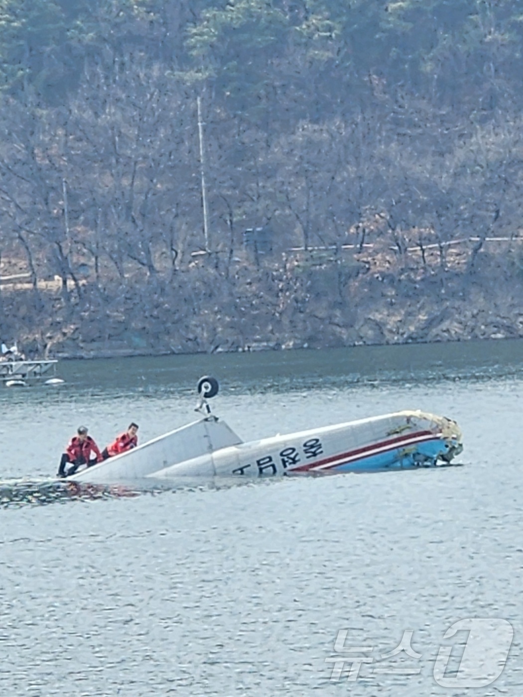 (천안=뉴스1) 이시우 기자 = 24일 오후 1시 36분께 충남 천안시 서북구 입장면 풍수저수지에서 산불 진화를 위해 담수 중이던 산불진화 헬기가 추락했다. (천안시청 제공. 재판 …