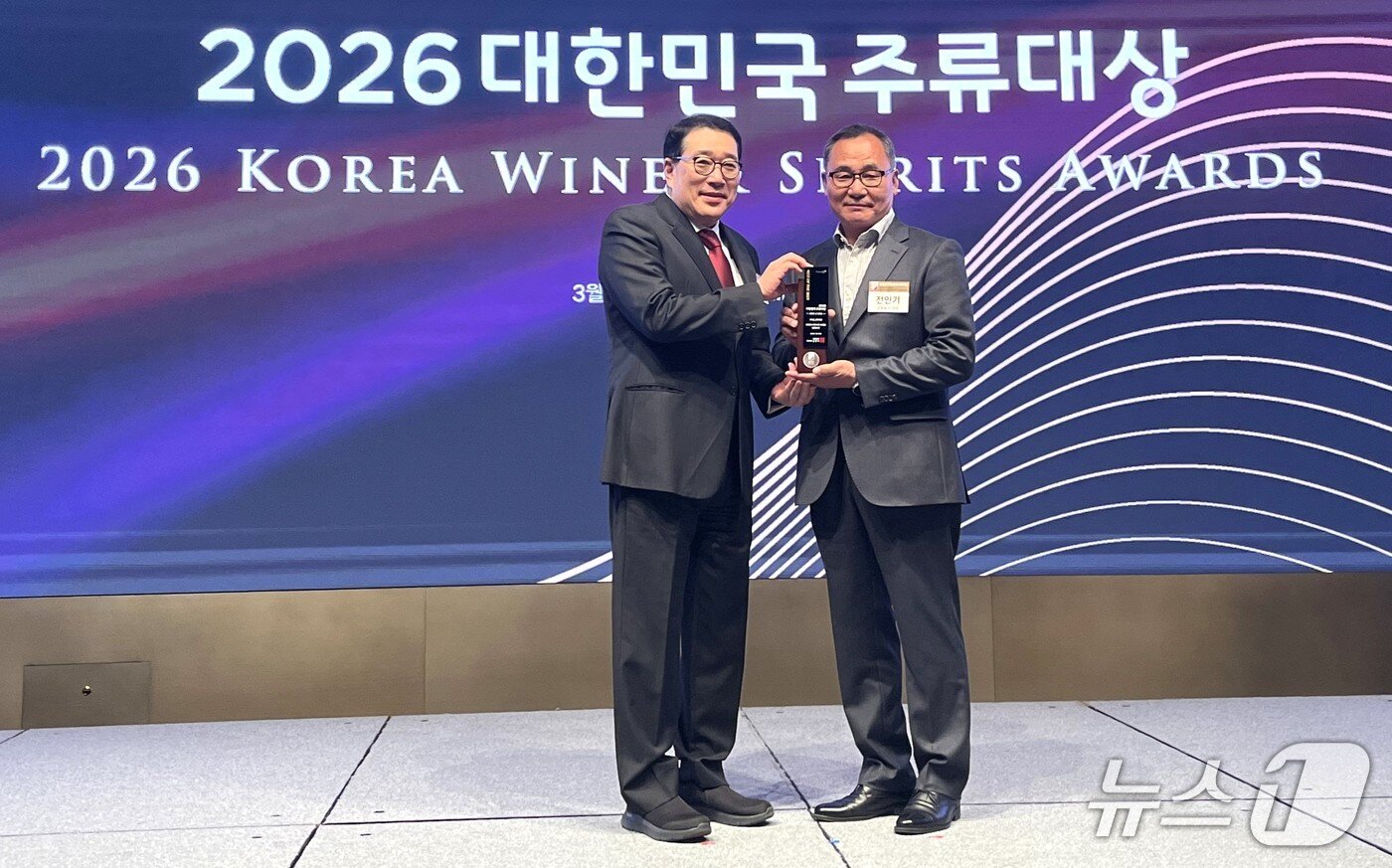본문 이미지 - 24일 금용농산 전인기 대표(오른쪽)가 2026 대한민국 주류대상 ‘Best of 2026’을 수상하고 있다. (영동군 제공. 재판매 및 DB금지)
